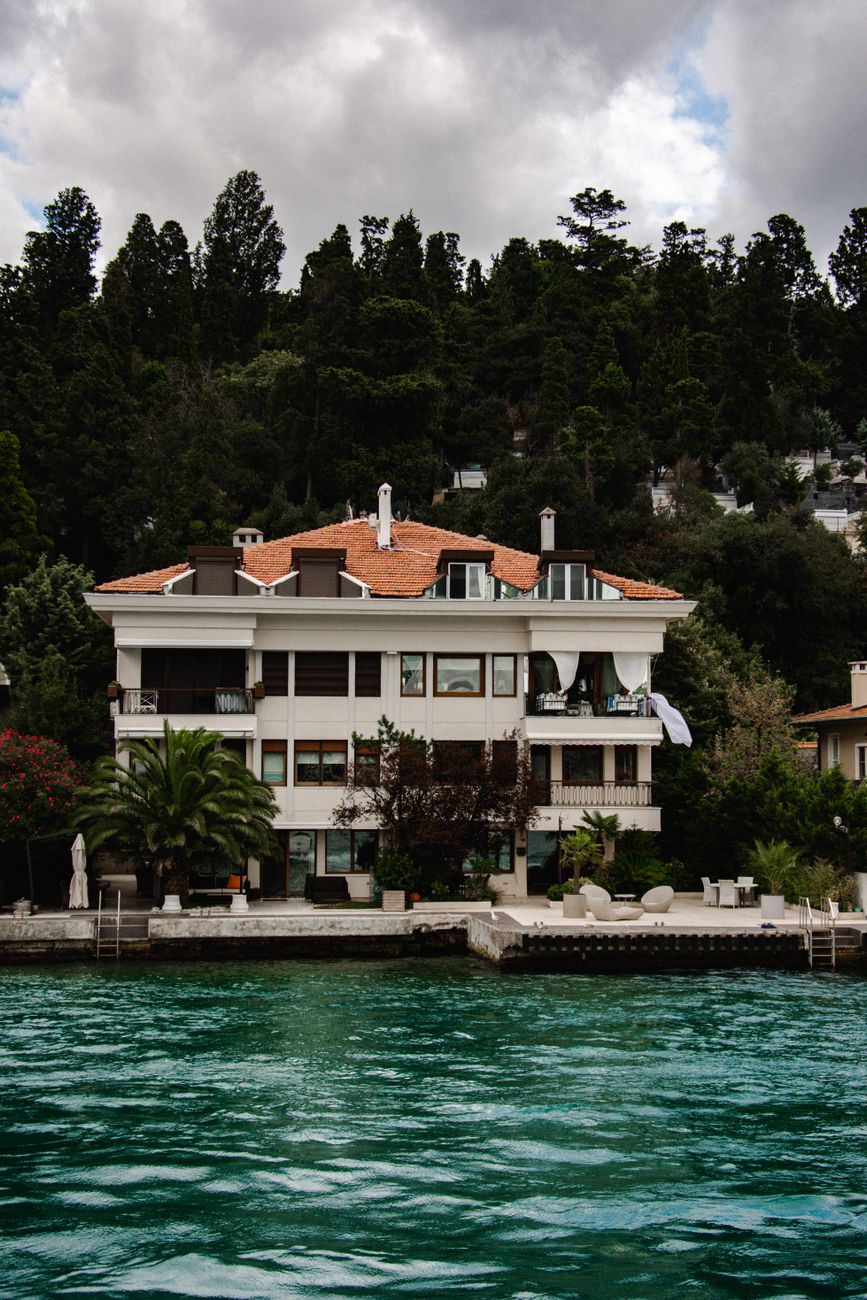 Quiet architectural retreat villa with infinity water view